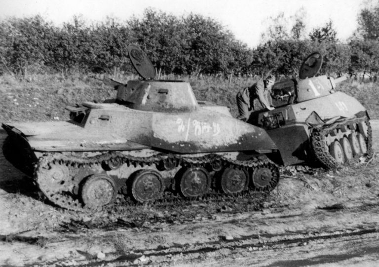 Т-30 из состава 1-й танковой бригады, также частично получившей танки без водоходного оборудования. От Т-40 ранние Т-30 можно отличить по снижению количества фар до одной