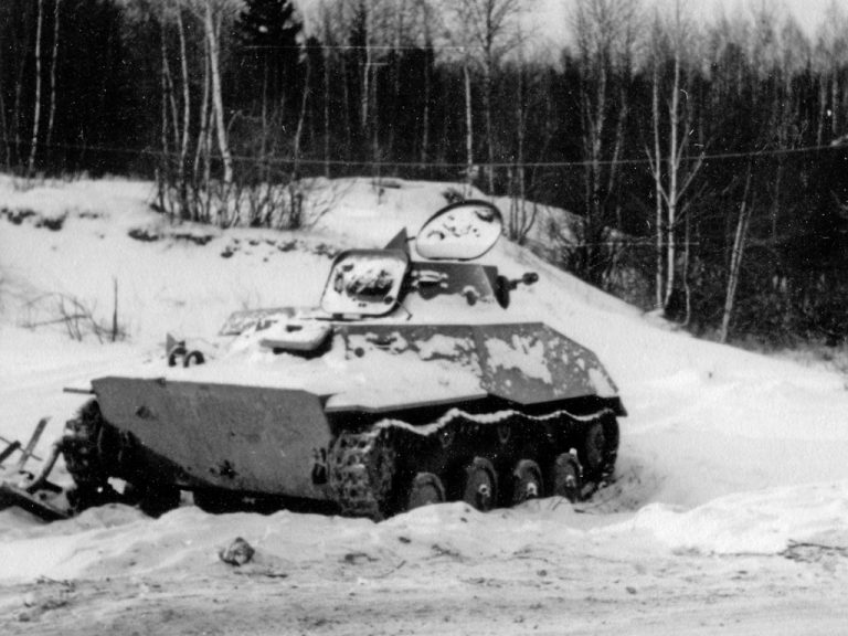 Подбитый под Москвой Т-30 уже с новым корпусом, но ещё с ДШК в качестве основного вооружения
