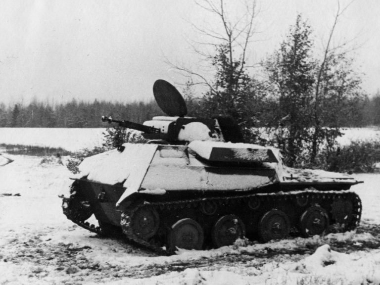 Ещё один Т-30 с новым корпусом и ДШК в качестве вооружения. Кормовую нишу в утолщённом корпусе убрали