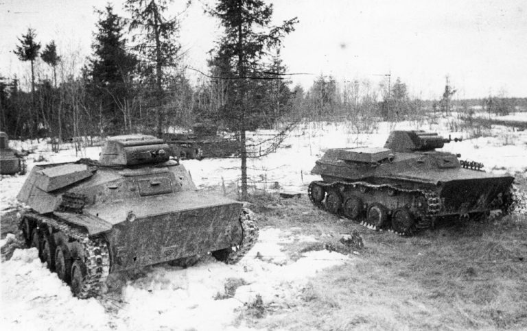 Учебная атака Т-38 и Т-40, зима 1942 года. С большой долей вероятности это самые первые Т-30, выпущенные в Свердловске