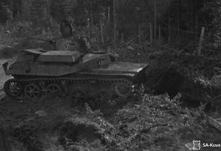 Экранированный Т-30 из состава 90-го танкового полка, подбитый финнами в бою 2–3 августа 1944 года