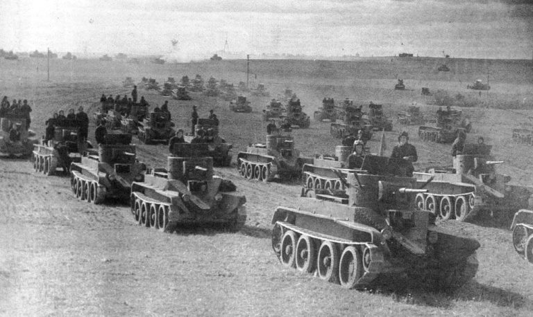 Советский механизированный корпус на марше