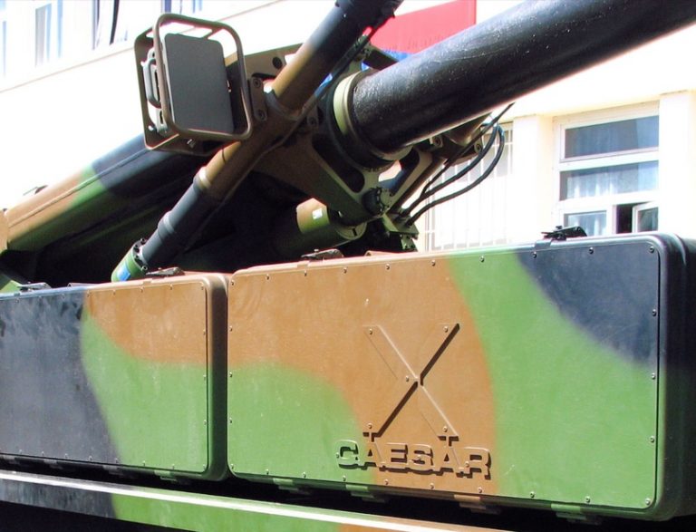 Сбоку от орудия установлена доплеровская РЛС определения начальной скорости снаряда. Также есть вариант размещения над стволом.