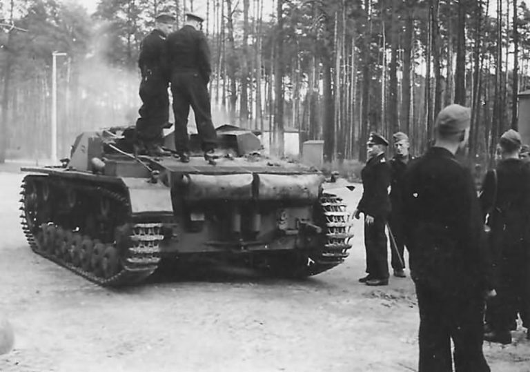 Прототип StuG III. Хорошо видны восемь опорных катков, объединённые в тележки. Источник – worldwarphotos.info