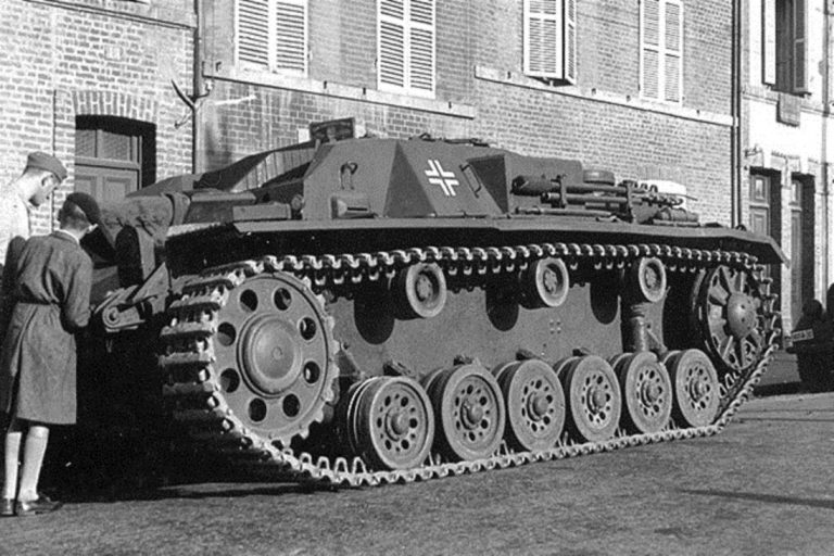 StuG III Ausf.A на улице западноевропейского города, 1940 год. Источник – skaramanga-1972.livejournal.com