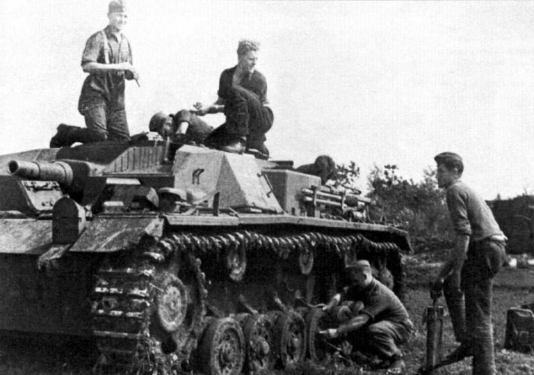 StuG III Ausf.B. Отличительная особенность – асимметричные промежутки между 1-м и 2-м, а также 2-м и 3-м поддерживающими роликами. Источник – dishmodels.ru