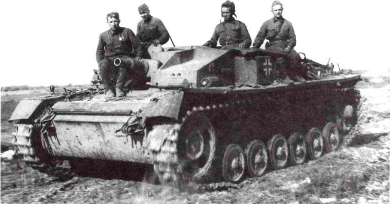 Красноармейцы из трофейной команды выводят в тыл захваченную САУ StuG III Ausf.С. Лето 1942 года. Источник – rgakfd.ru