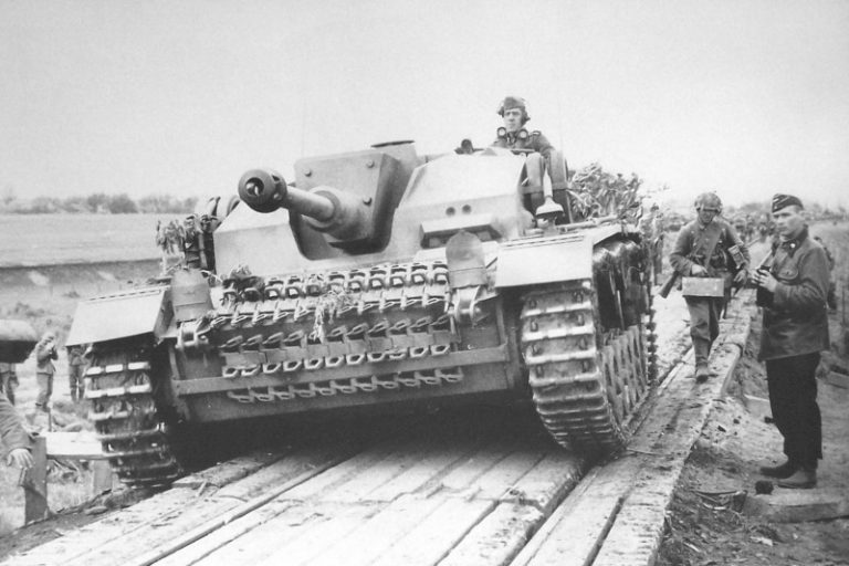 Штурмовое орудие StuG 40 Ausf.F из состава 5-й танковой дивизии СС «Викинг» движется по настилу из железнодорожных шпал в районе Харькова. Источник – waralbum.ru