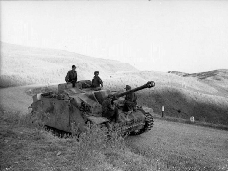 Ранний вариант штурмового орудия StuG 40 Ausf.G на марше в Италии. Видны дымовые 90-мм гранатомёты NbK 39, а также дополнительная 30-мм броня, приваренная к нижнему броневому листу. Источник – militaryimages.net
