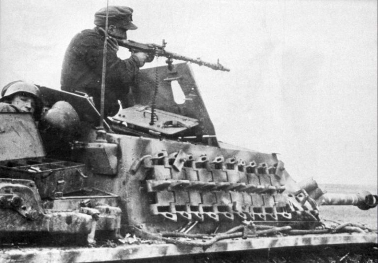 Немецкий танкист ведёт огонь из пулемёта MG-34, установленного на САУ StuG III Ausf.G Источник – waralbum.ru