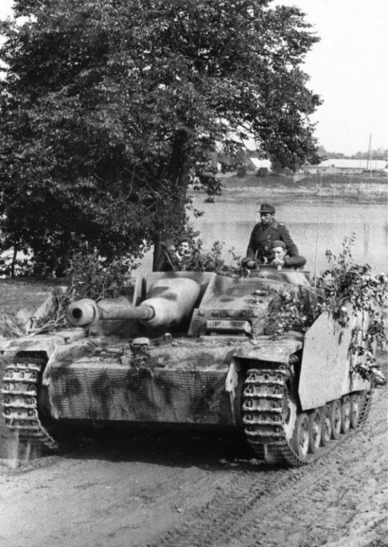   Немецкое штурмовое орудие StuG III Ausf.G с бортовыми противокумулятивными экранами и циммеритным покрытием корпуса Источник – waralbum.ru