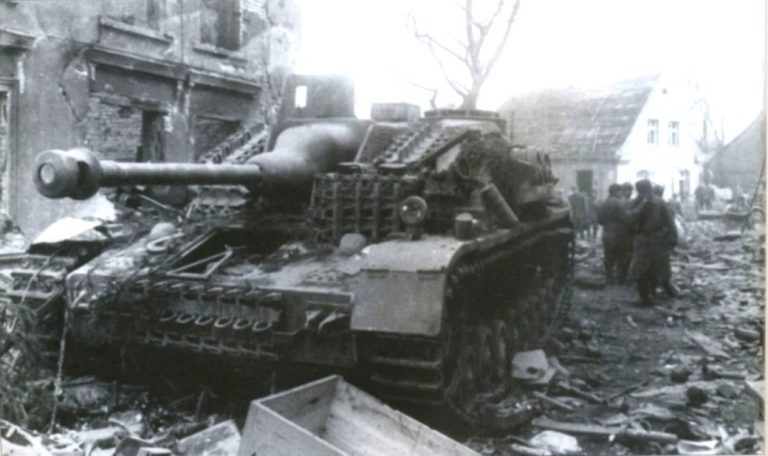 Подбитое немецкое штурмовое орудие StuG IV Источник – warallbum.ru