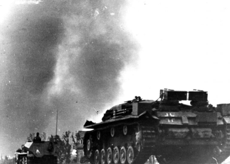 Подразделение штурмовых орудий StuG III Ausf.B на Восточном фронте. В голове колонны – бронетранспортёр командира взвода Sd.Kfz.253 Источник – waralbum.ru