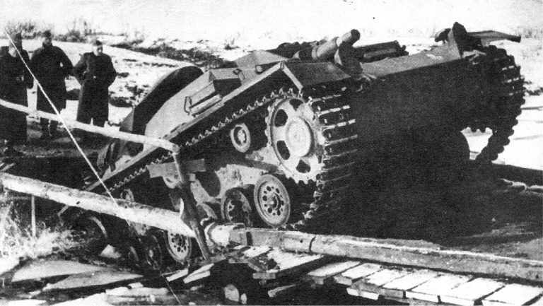 Штурмовое орудие StuG III Ausf.A проломило мост. Балканы, 1941 год Источник – waralbum.ru