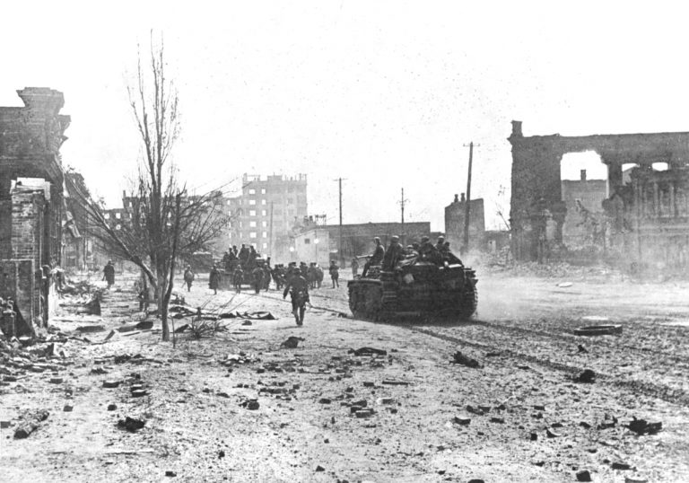Немецкие солдаты и штурмовые орудия StuG III на улице разрушенного Сталинграда, 1942 год Источник – waralbum.ru