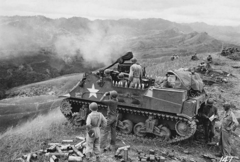   М7 ведут огонь по японцам на острове Лусон, Филиппины, 1945 год