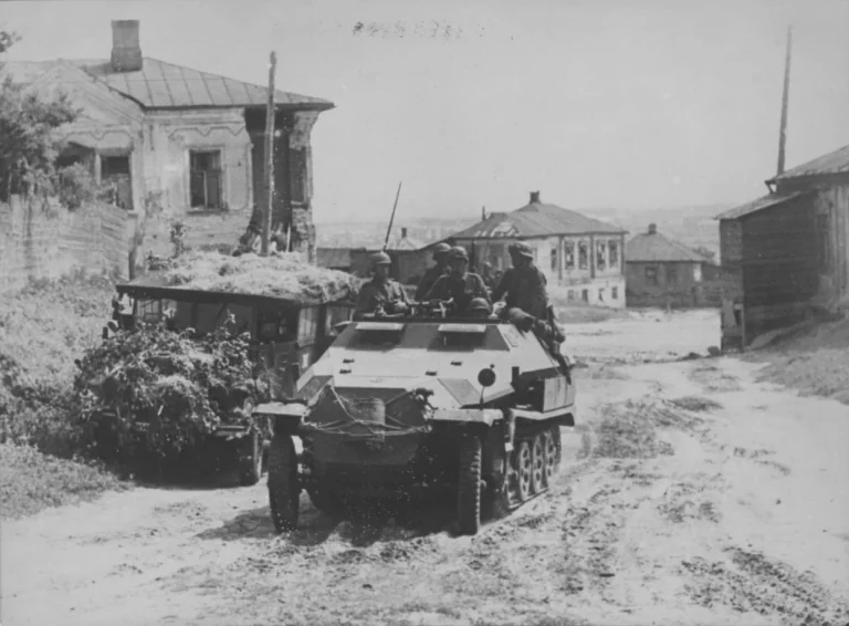       Бронетранспортер Sd.Kfz. 251 Ausf. C на одной из улиц Воронежа, 1942 год, фото: waralbum.ru