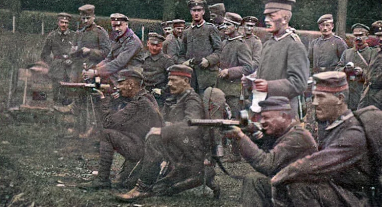       Солдаты одного из штурмовых подразделений германской армии упражняются в стрельбе из пистолетов-пулеметов МР-18, Западный фронт, 1918 год. Рядом со стрелками вторые номера, задача которых бесперебойная подача боеприпасов