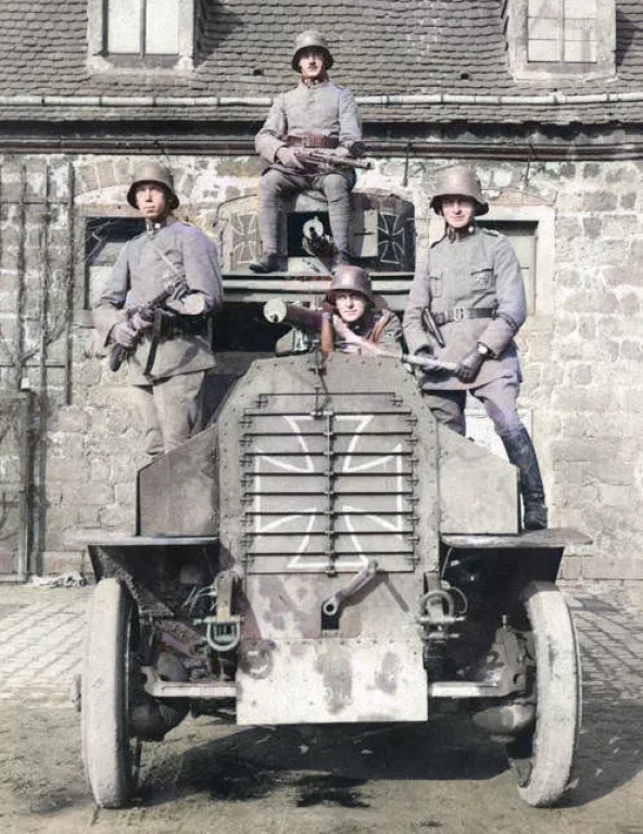       Бойцы одного из фрайкоров позируют на бронеавтомобиле "Эрхард" E/V-4. В руках двоих солдат видны пистолеты-пулеметы МП-18