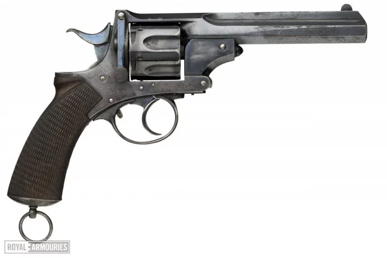     Британский армейский револьвер Адамса Mk III Moдель 1872 г. Длина: ствола 152 мм, общая длина 286 мм. Вес: 1,065 кг. Калибр: .450. Королевский Арсенал, Лидс