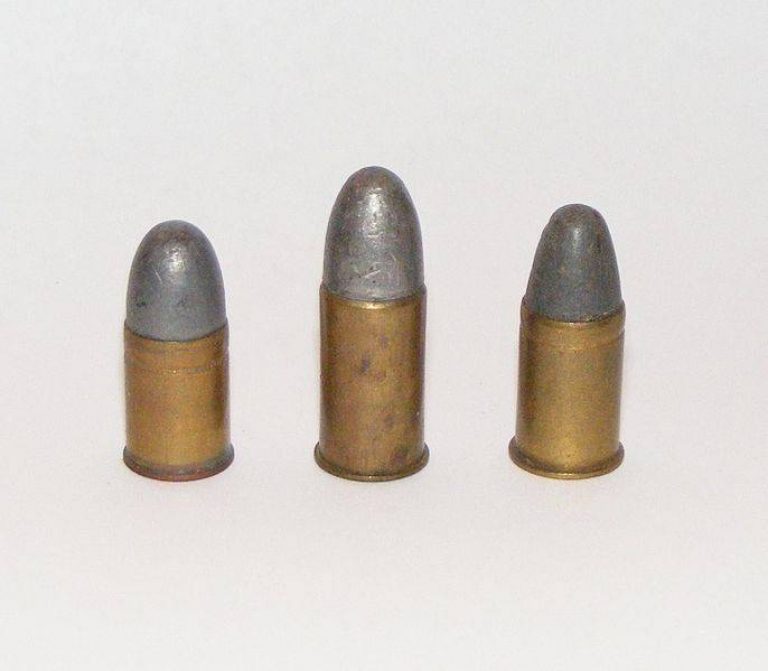  Слева направо: патроны .450 Адамса, .455 «Веблей» Mk I, .455 «Веблей» Mk II