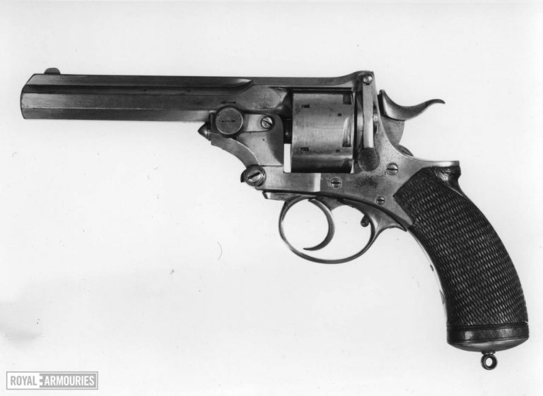  Револьвер «Веблей-Прайс», принадлежавший фельдмаршалу лорду Робертсу. Калибр: 7,63-мм. Королевский арсенал, Лидс