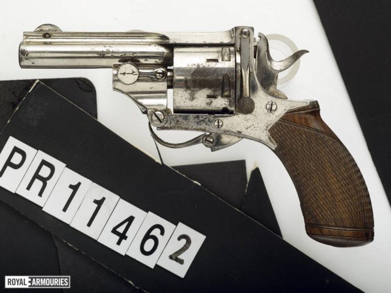     Карманная модель револьвера «Веблей-Прайс», модель 1880 г. с откидывающимся спусковым крючком. Длина: ствола 73 мм, общая длина 176 мм. Вес: 0,432 кг. Калибр: .320 (7,65-мм). Королевский Арсенал, Лидс