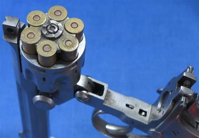  Экстракция патронов из барабана в модели револьвера «Кунэ-Прайс», производителем которых являлся бельгийский фабрикант Филипп Кунэ. Фото www.littlegun.be