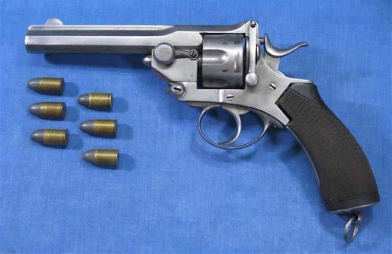  Револьвер модели «Кунэ-Прайс». Вид слева и патроны к нему. Фото www.littlegun.be