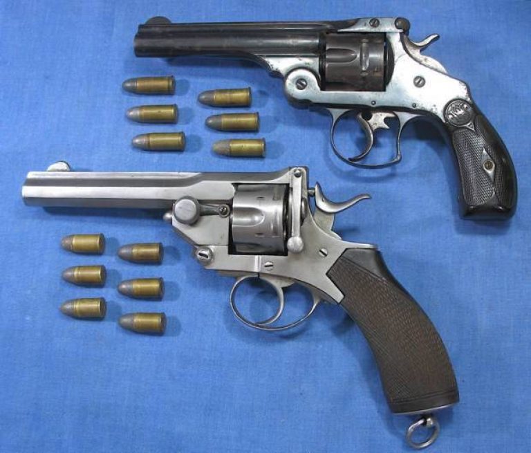    Сравнение размеров: вверху револьвер двойного действия «Смит и Вессон» 1-й модели, калибра .44, выпускавшийся для русской армии; внизу «Веблей-Прайс» калибра .450. Фото www.littlegun.be