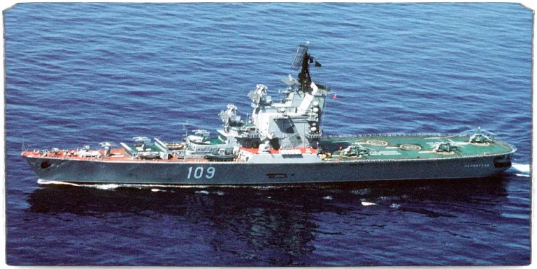       В кадре советский противолодочный крейсер проекта 1123 "Кондор", главной особенностью которого является возможность вести поиск подлодок 24 часа в сутки. Строящиеся ныне УДК получат схожие, а то и большие возможности.