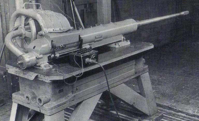 Чехословацкая 30-мм автоматическая пушка VK-30. Из интересного — для неё разрабатывались специализированные кумулятивные боеприпасы, что на АП вообще большая редкость.