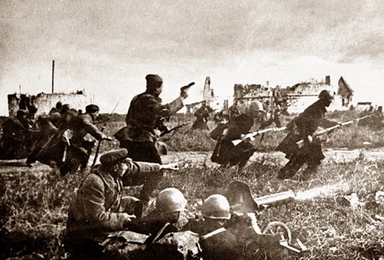 «Кнуты» и «пряники» Сталина. Как вдохновляли бойцов в первые месяцы войны