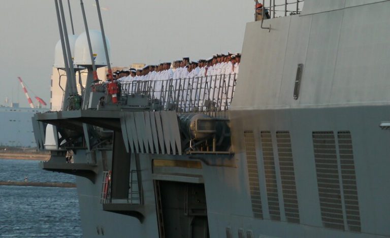 Экипаж включает 347 человек: матросы, морские офицеры, летчики, вспомогательный персонал.