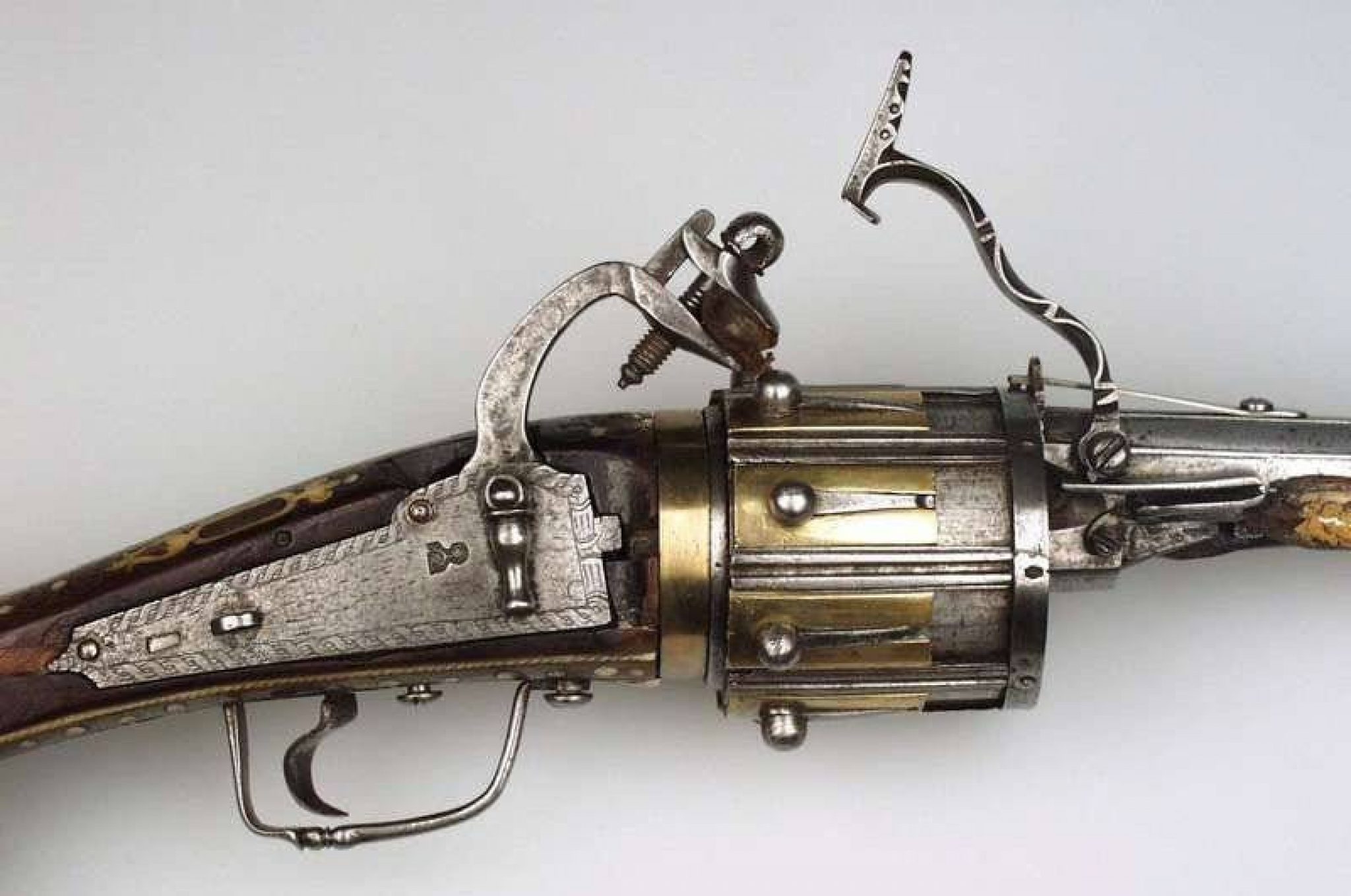 Старинное оружие 6. Кремневый револьвер Коллиера. Кремневый револьвер 1597. Револьвер Ганса Стоплера 1597. Кремневый мушкет 16 века.