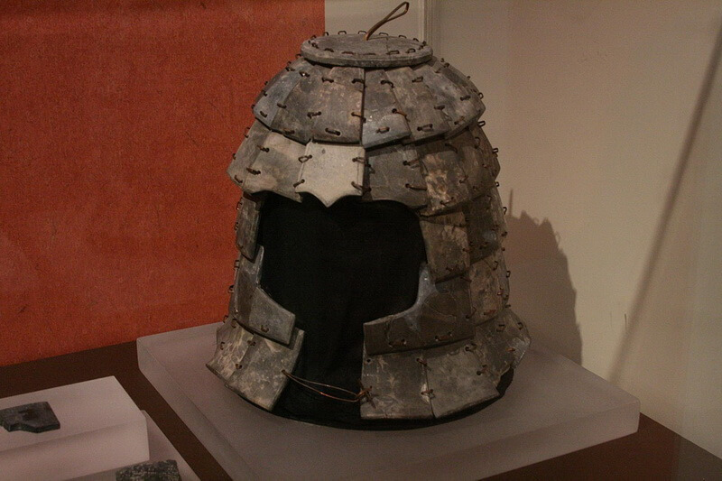 Шлем из каменных пластин, найденный на территории мавзолея Цинь Шихуанди. commons.wikimedia.org