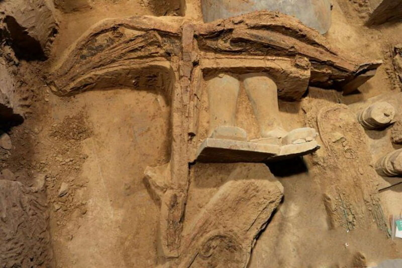 В 2014 году китайские археологи нашли арбалет с хорошо сохранившимися деревянными частями. Большинство прежних находок представляло собой лишь бронзовый спусковой механизм арбалета. tech.sina.cn