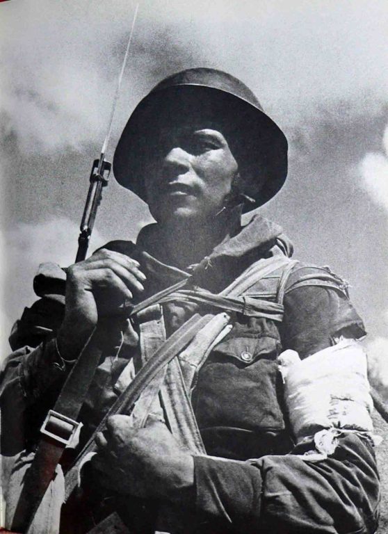Этот советский боец вооружён автоматической винтовкой. Вероятно, это АВС-36