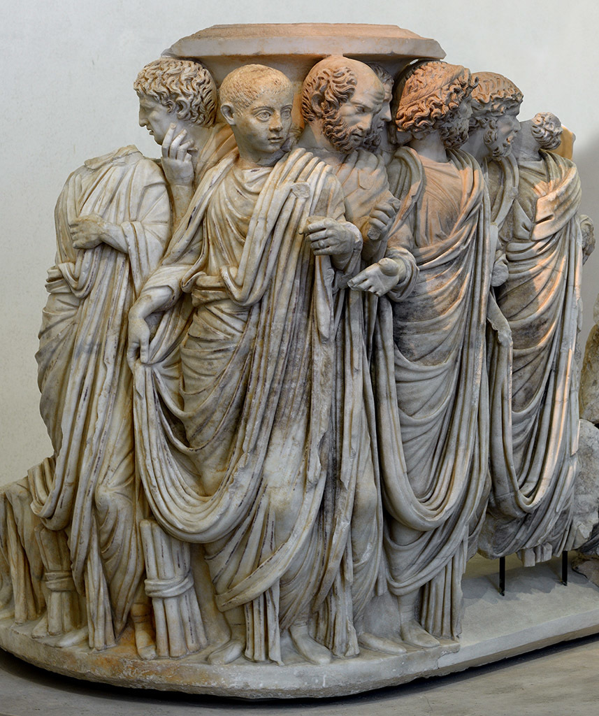 Император Гордиан III и его приближённые. По-видимому, роскошный мраморный саркофаг предназначался для Юния Бальба, отца императора. Судя по особенностям одежды и причёсок, он был изготовлен в 230–240 годах. Национальный музей Рима