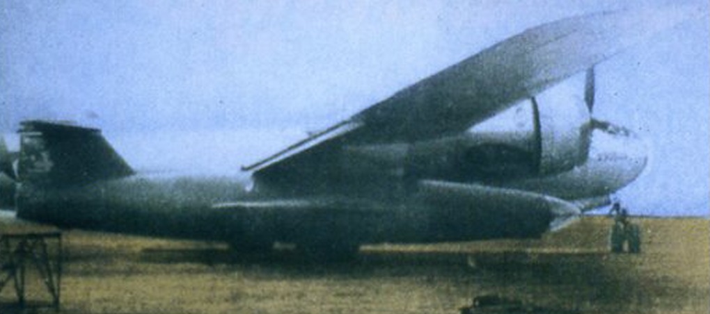 планер «346П» под крылом самолета-носителя – одного из трех интернированных в СССР тяжелых бомбардировщиков B-29; вид сбоку (черно-белый снимок, вручную раскрашенный в Дубне)
