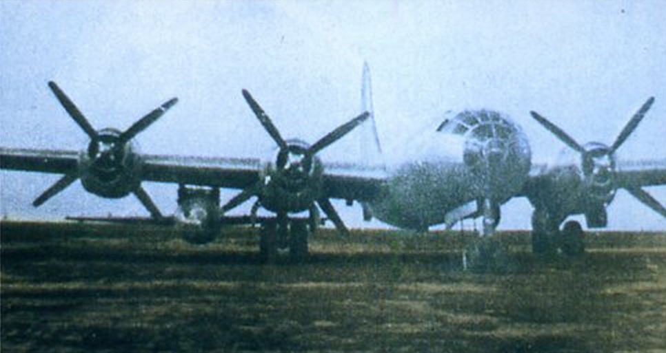 самолет-носитель B-29 с подвешенным под правой консолью крыла самолетом «346» (вручную раскрашенный черно-белый снимок)