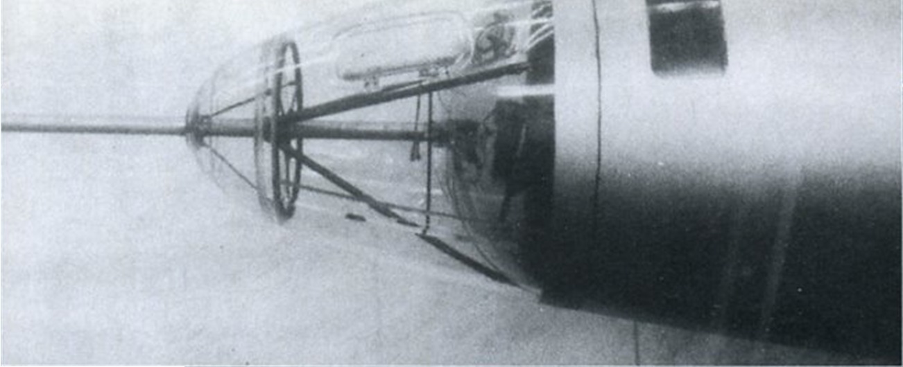 двухсекционный фонарь кабины пилота самолета «346» в закрытом положении