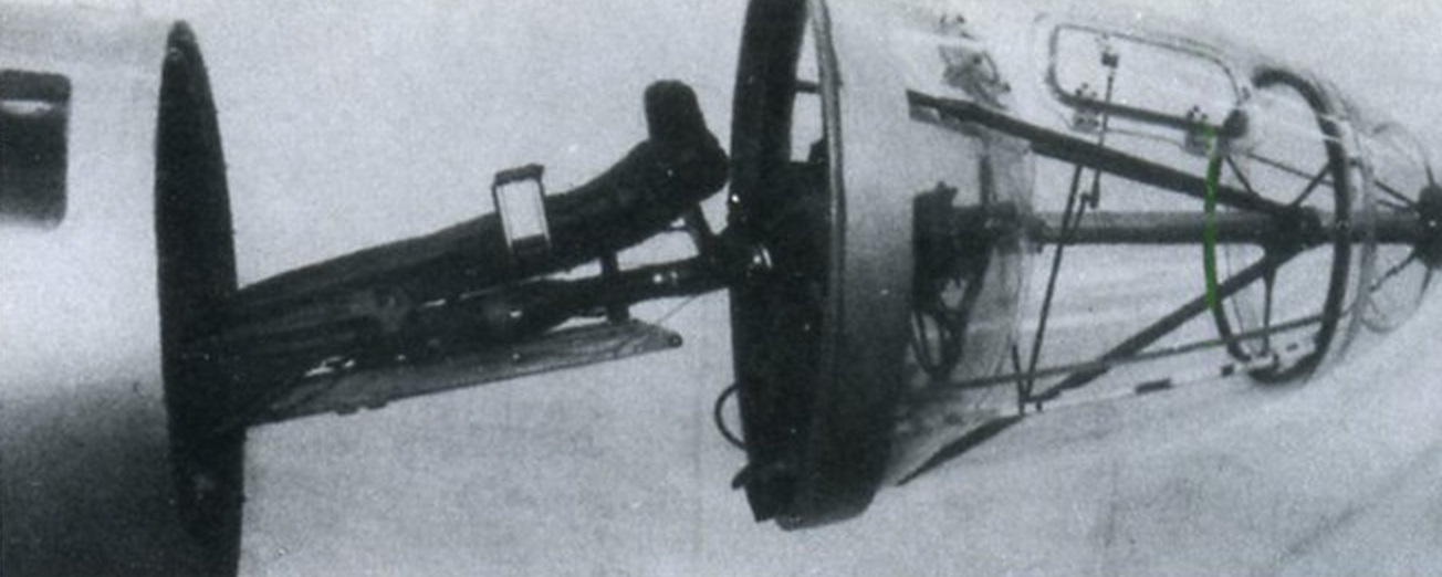 двухсекционный фонарь кабины пилота самолета «346» в открытом положении