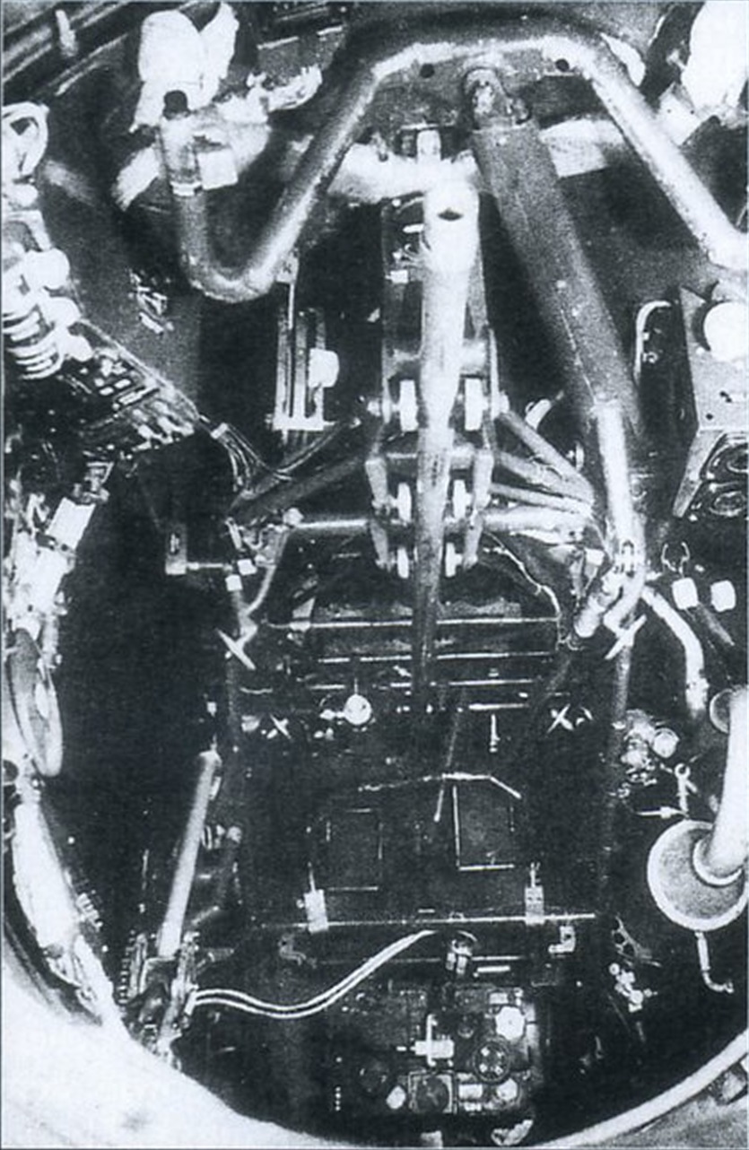 снимок кабины пилота с местом пилота в лежачем положении