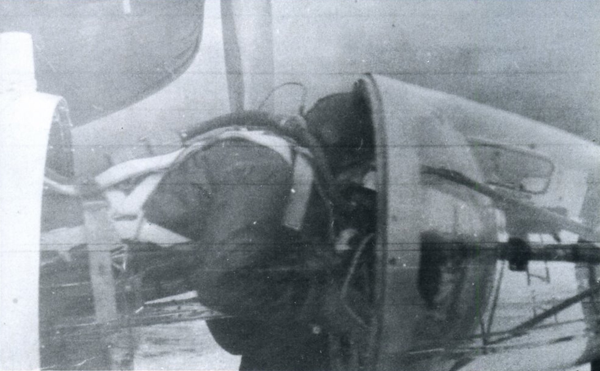 летчик-испытатель Вольфганг Цизе с трудом забирается в кабину самолета «346»