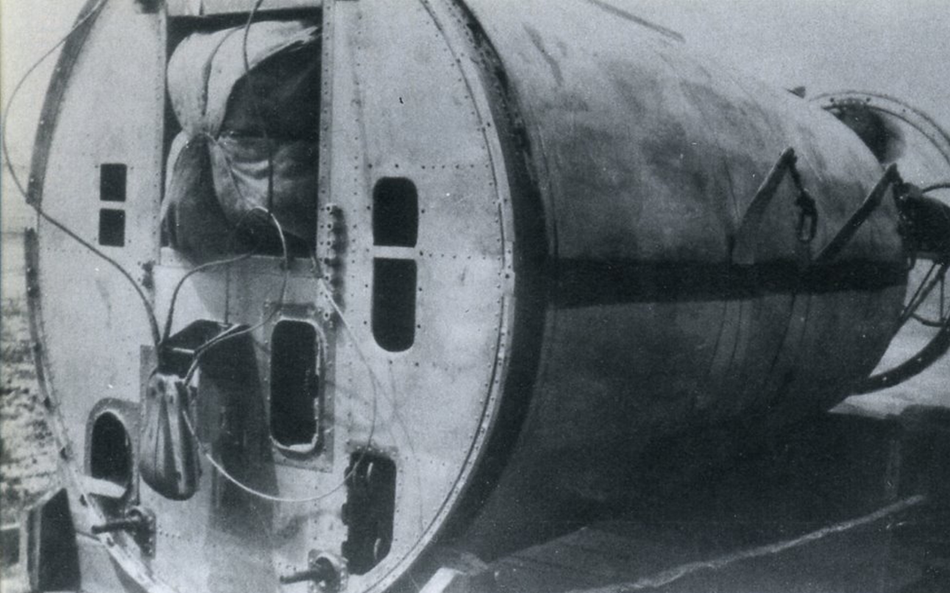 14 – передняя часть фюзеляжа самолета «346» была спроектирована в качестве спасательной капсулы. В задней ее оконечности был размещен парашют, предназначенный для предотвращения штопора после отрыва