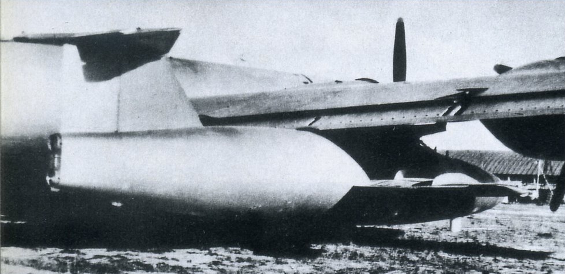 первый экспериментальный самолет с ракетным двигателем 346 I, подвешенный под правой консолью крыла бомбардировщика B-29