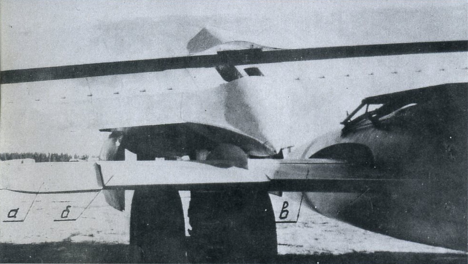 на данном снимке экспериментального самолета 346 I с аэродинамическими гребнями на крыле и опорами узла подвески