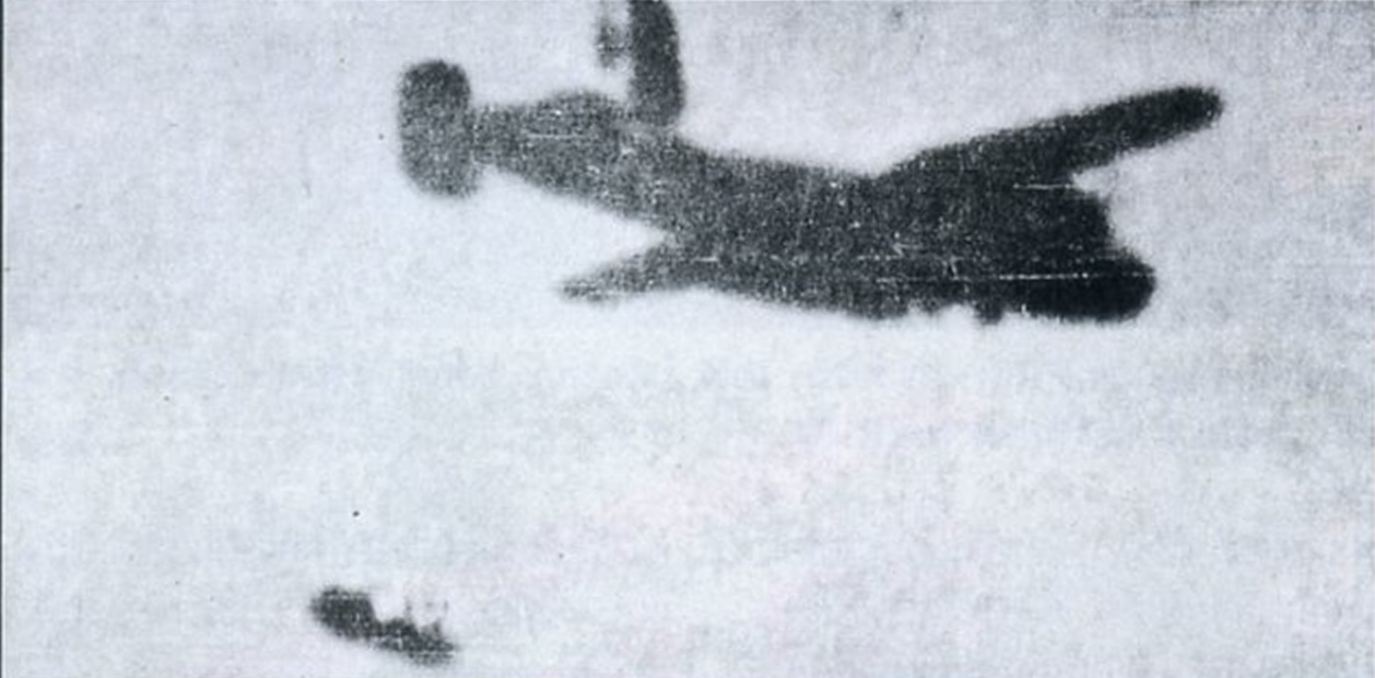 сброс спасательной капсулы с бомбардировщика B-25