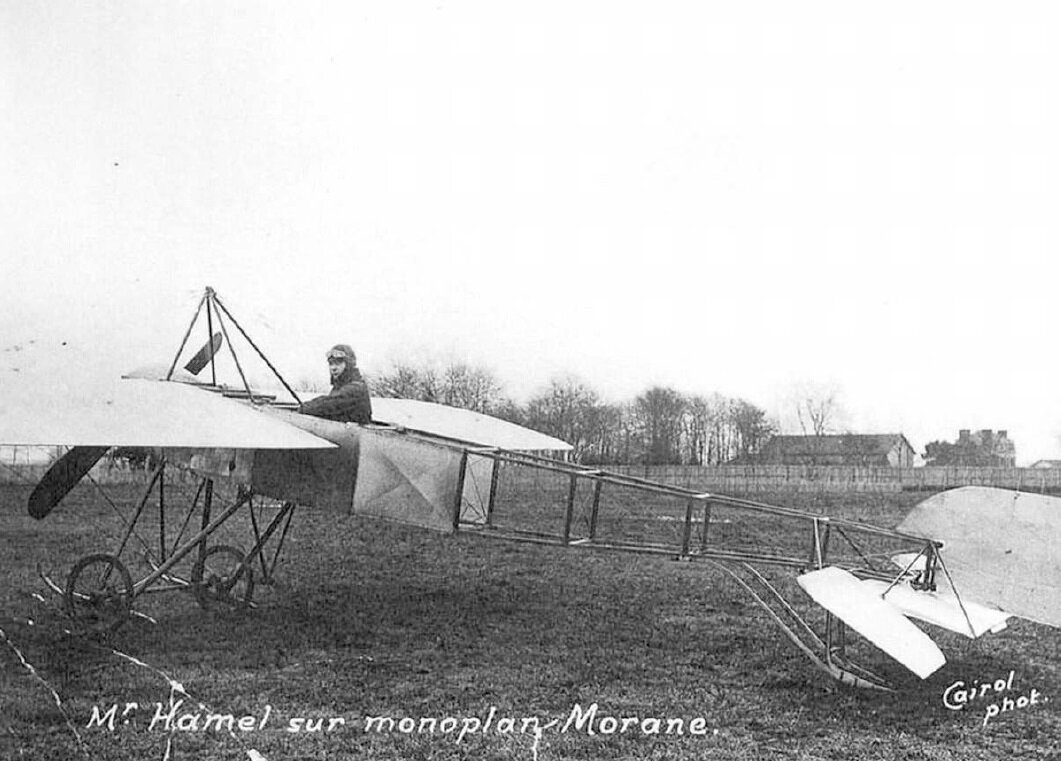 Французский летчик-спортсмен Амэль в кабине одного из первых серийных аэропланов Моран-Борэл Тип А – видимо, портрет был сделан в конце 1911 или начале 1912 г. Фото: http://de.scribd.com